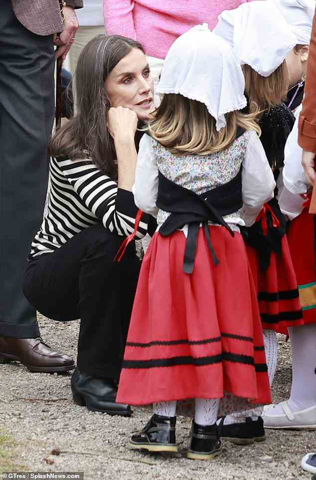 Königin Letizia entschied sich für den heutigen Ausflug für Smart Casual, in einem gestreiften schwarz-weißen T-Shirt und einer schwarzen, maßgeschneiderten Hose.  Sie vervollständigte ihren Look mit schwarzen Lederschuhen