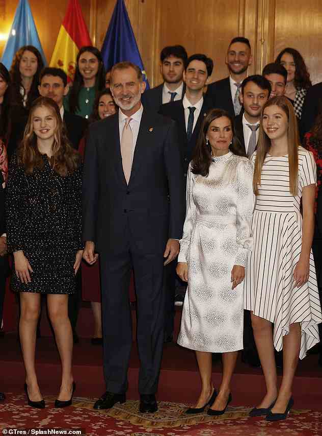 König Felipe VI. und Königin Letizia von Spanien wurden gestern von ihren Töchtern Prinzessinnen Leonor und Sofia begleitet, um die Gewinner des Prinzessin-von-Asturien-Preises zu begrüßen