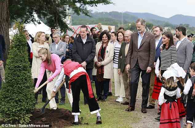Die spanische Prinzessin Leonor pflanzt mit Bewohnern des Dorfes im spanischen Cadavéu einen Baum