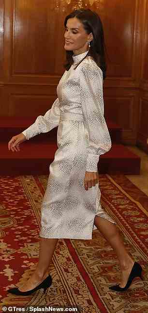 Letizia, 50, sah so elegant aus wie immer und trug ein recyceltes, gemustertes Kleid der spanischen Marke Cherubina, das sie zum ersten Mal bei einem Besuch in Windsor im Jahr 2019 trug