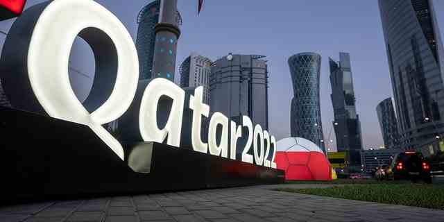 Das Branding wird in Doha, Katar, am Donnerstag, den 31. März 2022, in der Nähe des Ausstellungs- und Kongresszentrums von Doha ausgestellt, wo die Auslosung der Fußball-Weltmeisterschaft stattfinden wird. Die Endauslosung findet am 1. April statt.