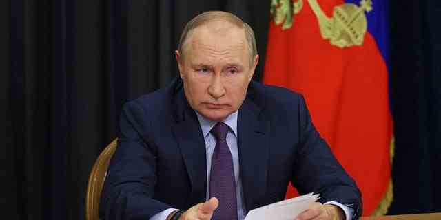 Der russische Präsident Wladimir Putin leitet am 27. September 2022 über eine Videoverbindung in Sotschi ein Treffen zu Agrarfragen. 