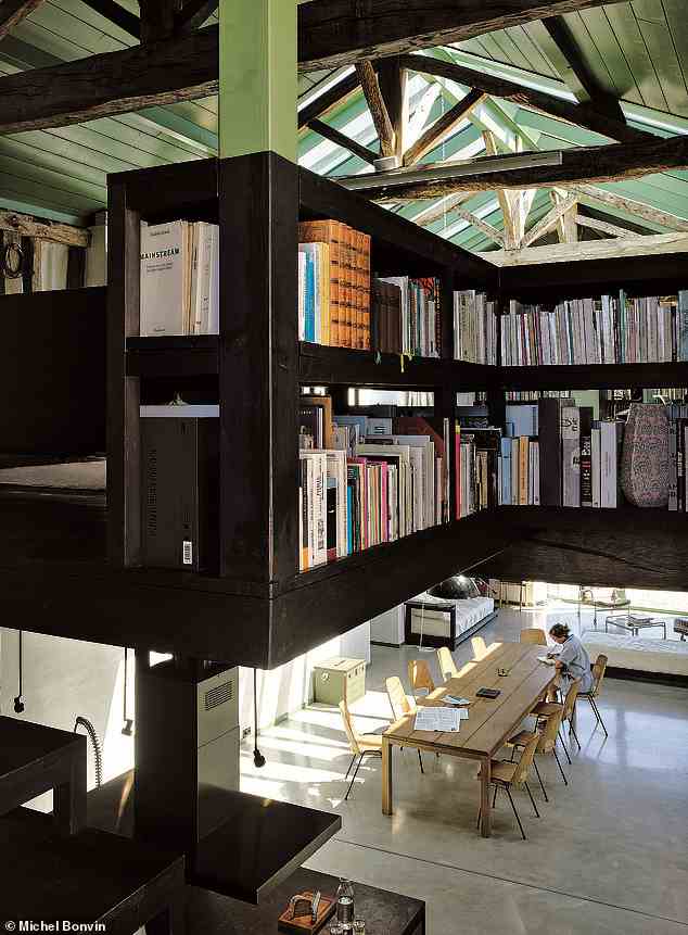 Doppelte Pflicht: Alles im Haus ist multifunktional.  Die Bibliothek dient als Treppengeländer und schafft gleichzeitig einen privaten Lesebereich
