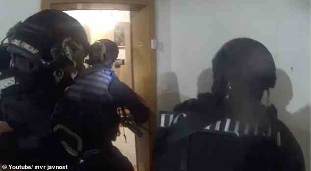 Nordmazedonische Polizisten schlagen eine Wohnungstür ein, um den Mann aus Perth, Ilija Raftoski, festzunehmen