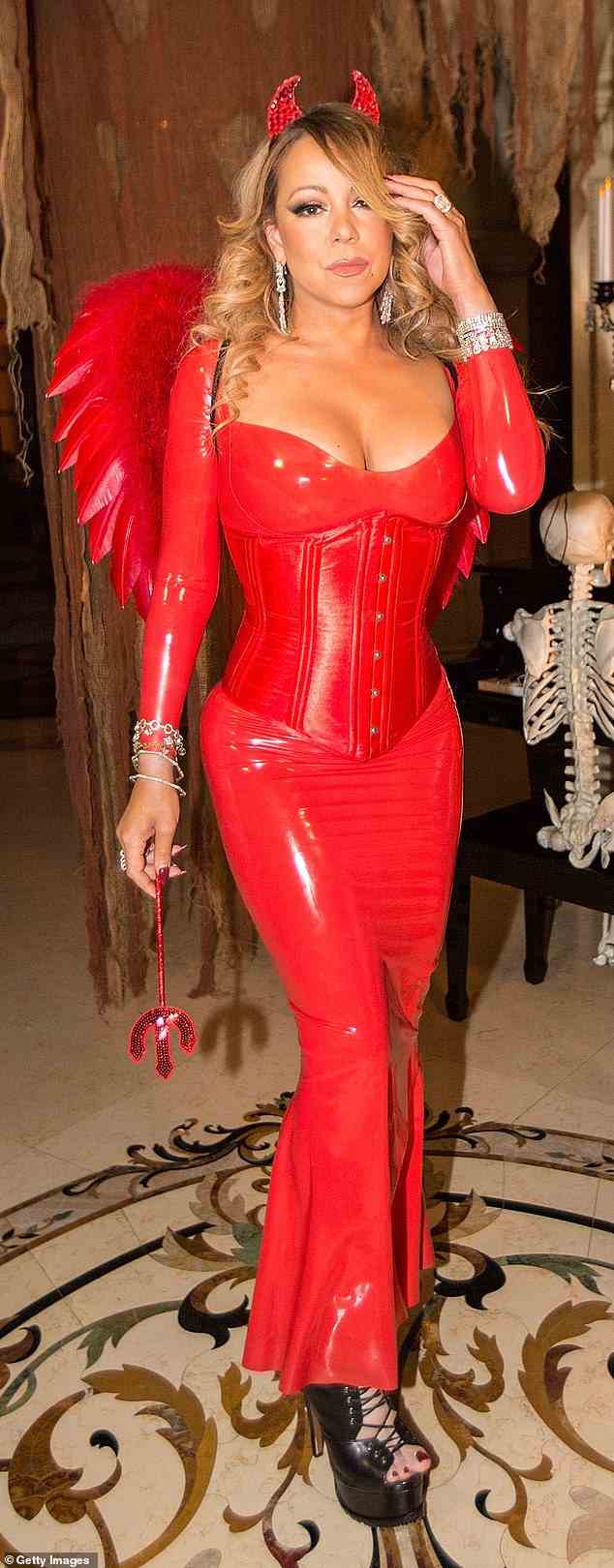 Halloween-Königin!  Mariah Carey, die auch dafür bekannt ist, verschwenderische Partys zu schmeißen, empfing 2016 Gäste in ihrem Haus in LA als „Teufelin“, für die sie ein PVC-Kleid mit riesigen schwarzen Plateauschuhen, einem Korsett, Flügeln und kleinen Hörnern trug