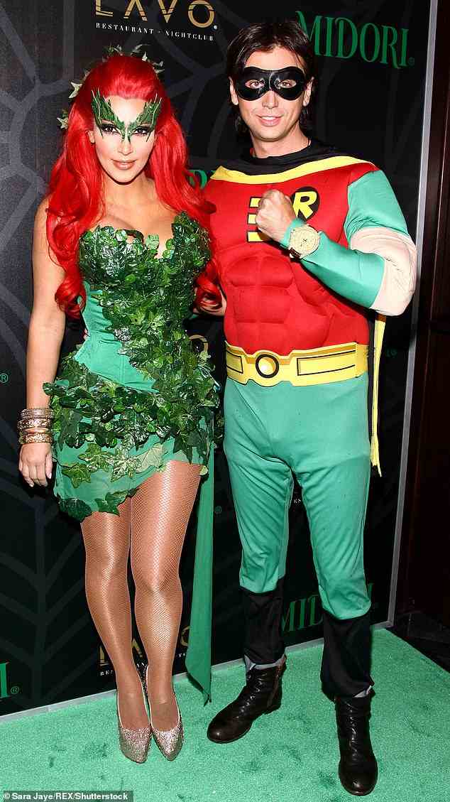 In den frühen Tagen des Ruhms der Kardashians entschied sich Kim auch dafür, sich als Poison Ivy zu verkleiden, komplett mit ihrem eigenen „Robin“ (Jonathan Cheban), als sie 2011 an einer Halloween-Party in New York teilnahm. Kim trug ein grünes Korsettkleid , eine üppige rote Perücke und Netzstrumpfhosen, um ihren Look zu kreieren