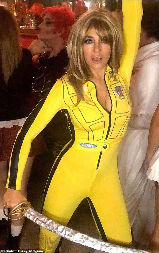 Die englische Schauspielerin Liz Hurley kanalisierte Uma Thurman in ihrem Halloween-Outfit, als sie einen gelben Catsuit anzog, um den rachsüchtigen Charakter von The Bride im Quentin Tarantino-Film Kill Bill von 2003 nachzubilden