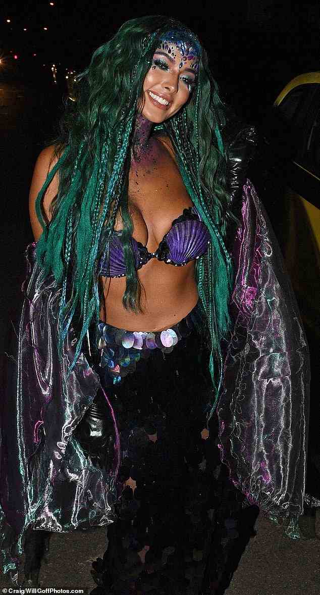 Drüben in Großbritannien entblößte die Fernsehmoderatorin Maya Jama ihre durchtrainierten Bauchmuskeln, als sie einen Muschelbikini und eine lange grüne Perücke anzog, um sich als Meerjungfrau zu verkleiden, als sie 2019 an der Halloween-Party ihres Kollegen Jonathan Ross teilnahm
