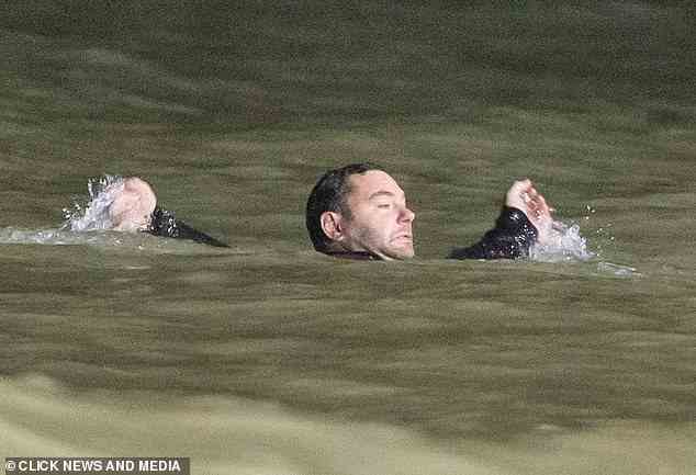Gruselig: Die Momente im Wasser für Dannys Stuntdouble sahen unglaublich angespannt aus