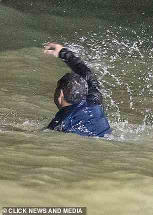Dramatisch: Dannys Stuntdouble schlug im Meer mit den Armen in die Luft