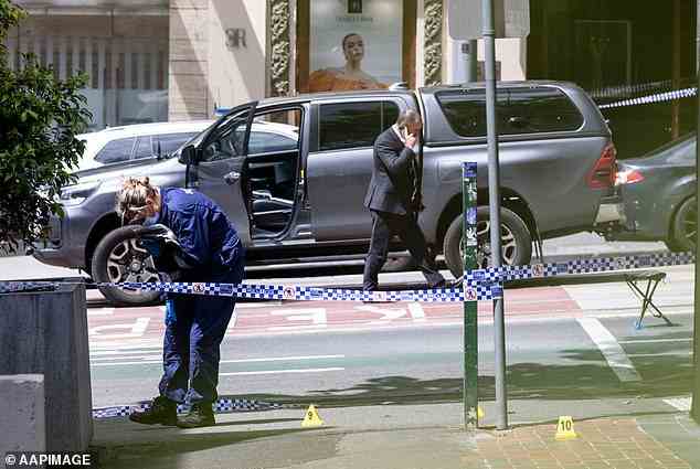 Die Polizei von Victoria fordert jeden mit Informationen zu einem der Vorfälle auf, sich zu melden.  Im Bild: Ein Polizist macht am Sonntag ein Foto vom Bürgersteig im zentralen Geschäftsviertel von Melbourne