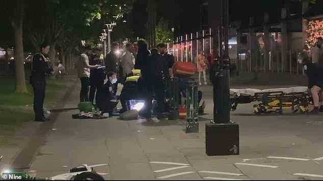 Im Bild: Rettungskräfte nehmen am Sonntag gegen 00.40 Uhr an einem Angriff in Southbank teil