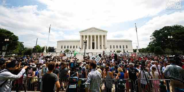Hunderte von Menschen versammelten sich vor dem Obersten Gerichtshof und warteten auf das Dobbs-Urteil.
