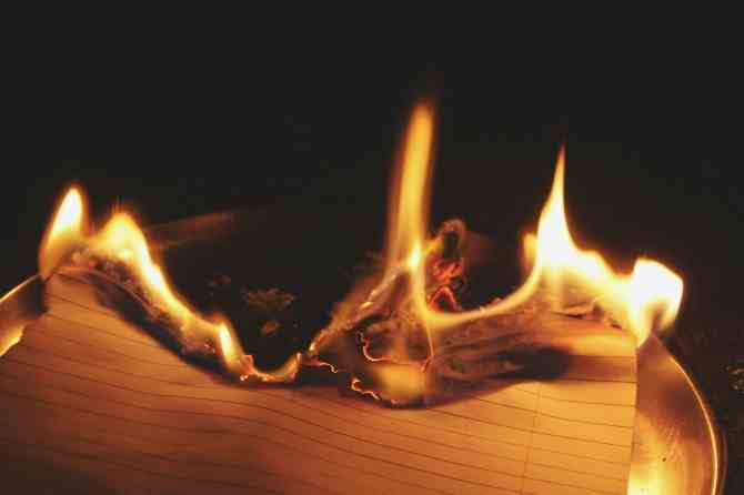 Brennendes Papier-Samhain-Ritual