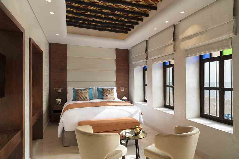 Das Souq Al Wakra Hotel Qatar wurde vom englischen Manager Gareth Southgate nach fünf Besuchen des Anwesens ausgewählt, der erste im Sommer 2019. Oben abgebildet ist ein Superior-Zimmer mit Meerblick