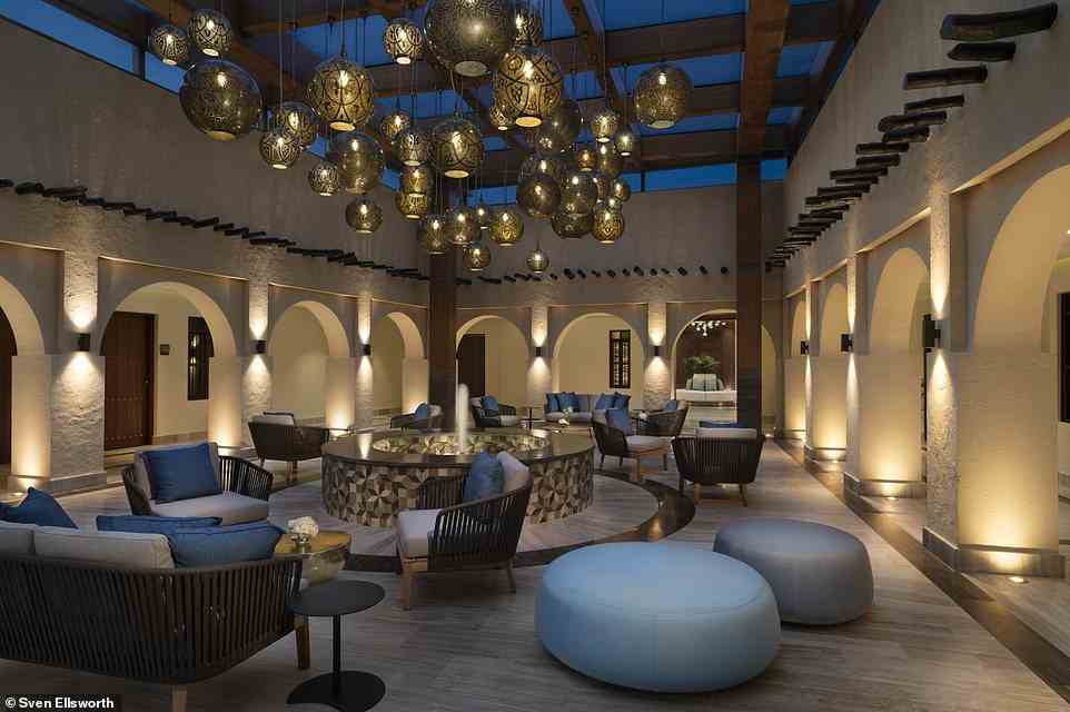 Während das niederländische Team im glitzernden Zentrum von Doha im 350 Pfund teuren St. Regis Doha übernachtet, wo jedes Zimmer mit einem Butler ausgestattet ist, verkauft Englands Hotel Zimmer ab 64 Pfund, verrät Ed