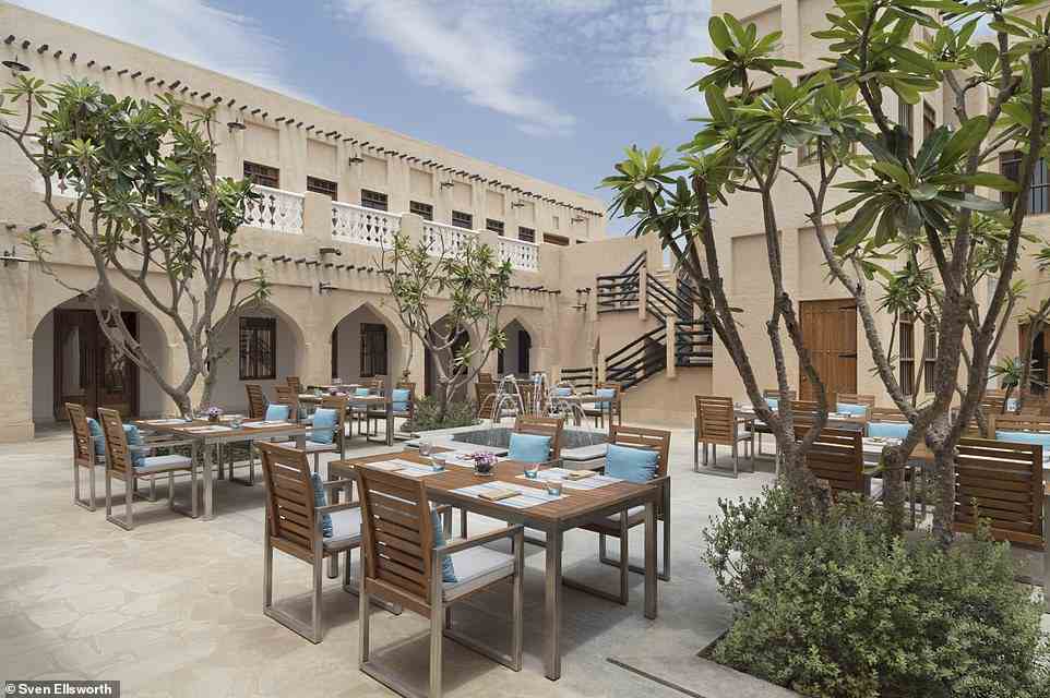 Das Souq Al Wakra Hotel Qatar ist so angelegt, wie es traditionell arabische Häuser sind, in einer Reihe ruhiger Innenhöfe, erklärt Ed