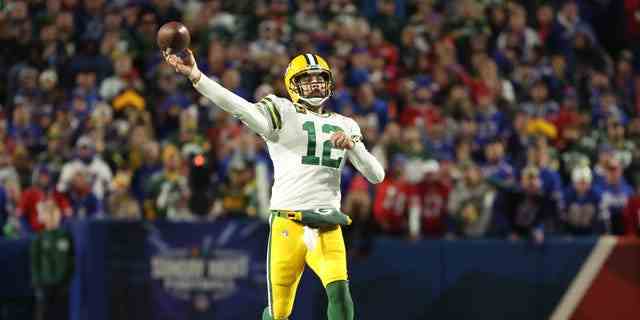 Aaron Rodgers #12 der Green Bay Packers wirft am 30. Oktober 2022 im Highmark Stadium im Orchard Park, New York, im vierten Quartal einen Pass gegen die Buffalo Bills.
