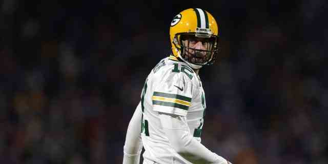 Aaron Rodgers #12 der Green Bay Packers reagiert, nachdem ein Touchdown wegen einer Strafe im dritten Quartal gegen die Buffalo Bills im Highmark Stadium am 30. Oktober 2022 im Orchard Park, New York, zurückgerufen wurde.