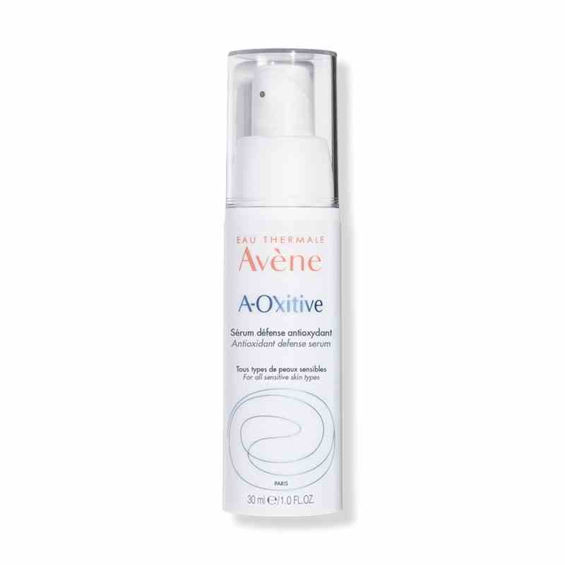 Eine weiße Flasche des Eau Thermale Avène A-Oxitive Antioxidant Defense Serum auf weißem Hintergrund