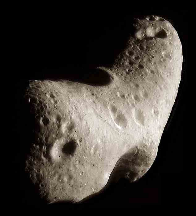 Die Umlaufbahn von 433 Eros, die für ihre seltsame, längliche Form und steinerne Zusammensetzung bekannt ist, bringt sie auf etwa 13,5 Millionen Meilen an die Erde heran – 57-mal so weit wie der Mond