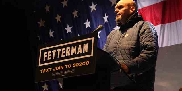 John Fetterman spricht einen Tag nach seiner Debatte mit Dr. Mehmet Oz zu Unterstützern in Pittsburgh.