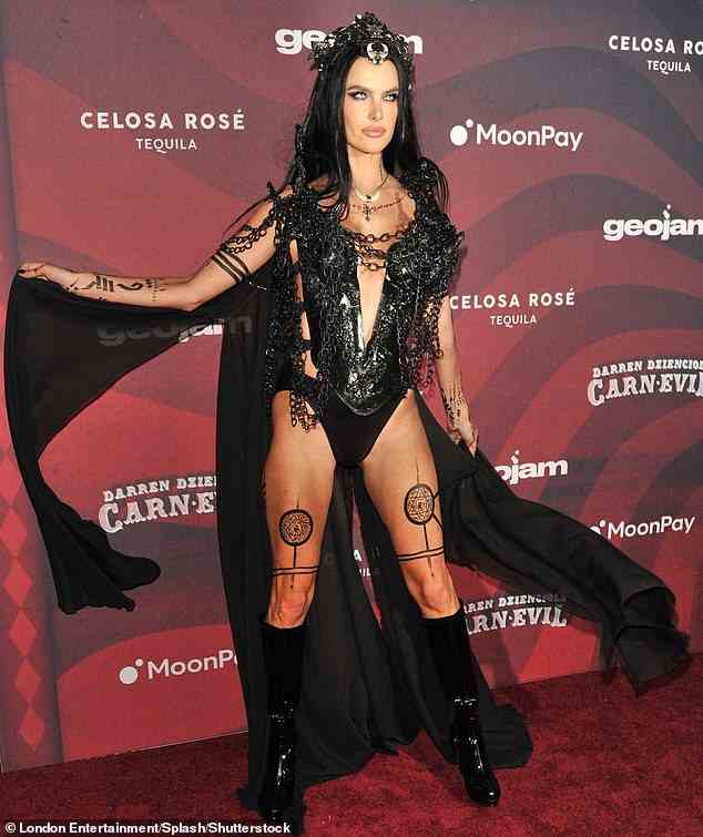 Moderatorin: Das brasilianische Model Alessandra Ambrosio zeigte am Samstag eine langbeinige Show, als sie die mit Stars besetzte Carn Evil Halloween-Party moderierte