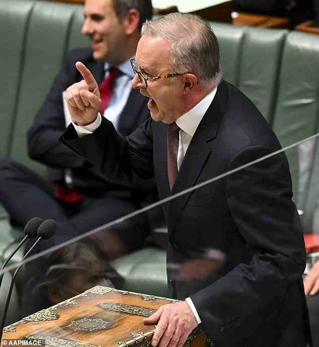 Der australische Premierminister Anthony Albanese spricht am Donnerstag während der Fragestunde des Repräsentantenhauses im Parlamentsgebäude in Canberra