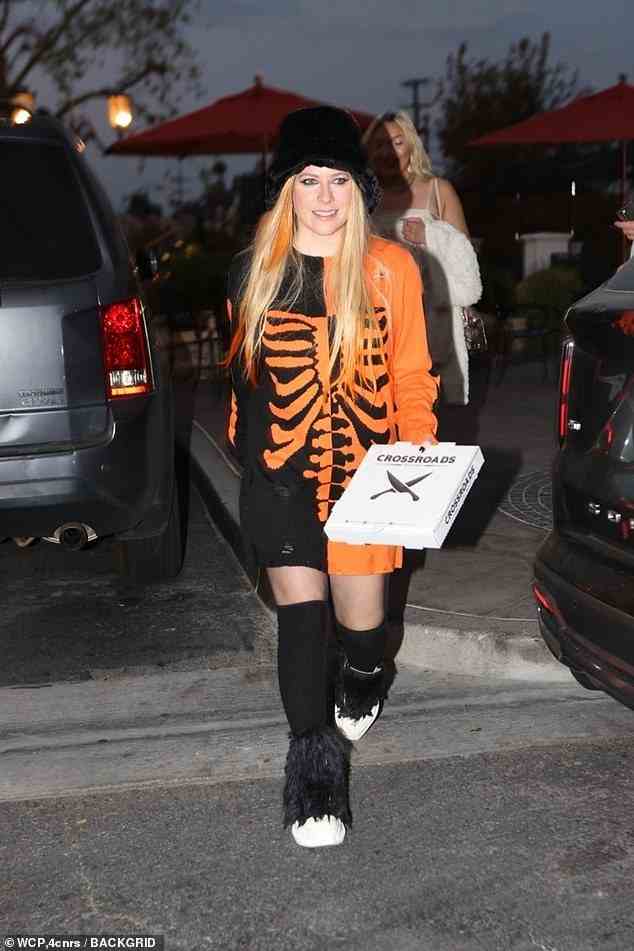 Unterstützend: Avril Lavigne war in voller Halloween-Stimmung, als sie am Donnerstag an der großen Eröffnung von Crossroads Kitchen in Calabasas teilnahm