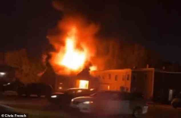Der Wohnblock in Keene, New Hampshire, ging in der Nacht zum Freitag in Flammen auf, als ein Kleinflugzeug hineinstürzte