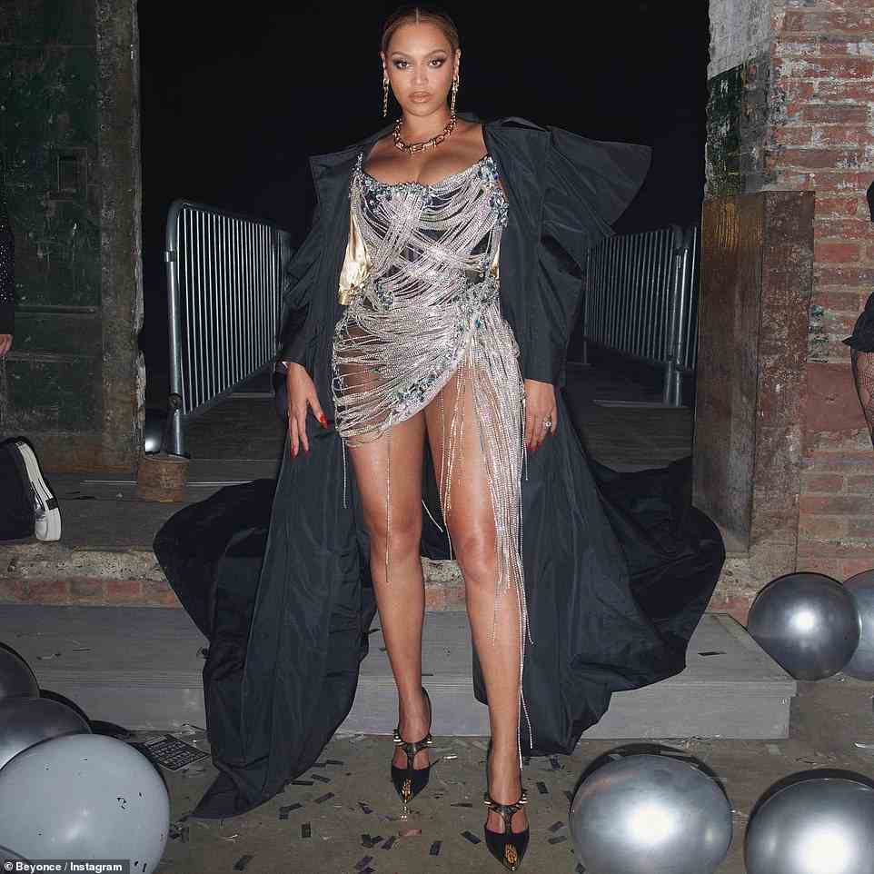 Unglaublich: Beyoncé sah am Dienstagabend nicht von dieser Welt aus, als sie eine von Tiffany & Co veranstaltete Abschlussparty der Pariser Modewoche im Palais de Tokio in der französischen Hauptstadt veranstaltete