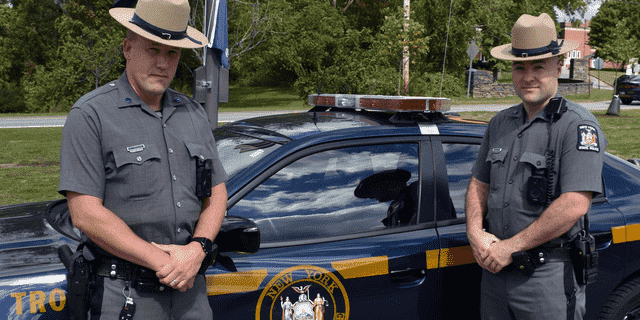 Die Polizisten der Staatspolizei von New York, Michael J. Winkelman und James P. Flynn-Kocourek, retteten am 22. September einen 17-Jährigen aus einem brennenden Auto in Wappinger.