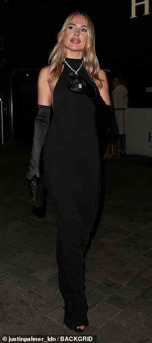 Sieht umwerfend aus: Braless Made in Chelsea-Star Kimberley Garner war am Donnerstag bei den National Television Awards in London in einem rückenfreien schwarzen Kleid verblüfft