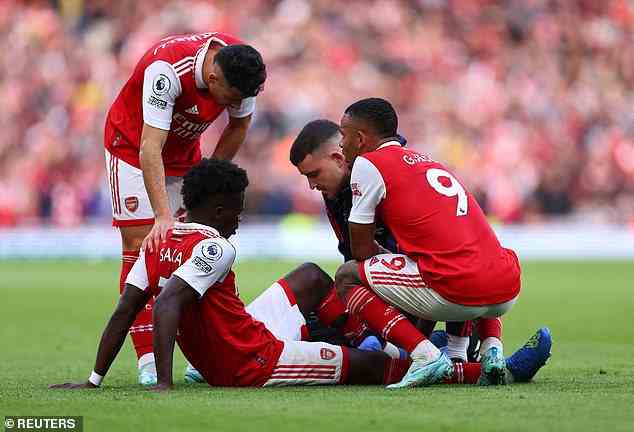 Bukayo Saka geht in Arsenals Spiel gegen Nottingham Forest unter und muss aussteigen