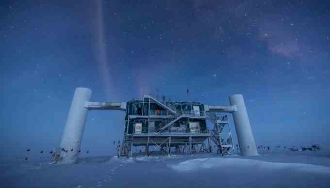 Foto des IceCube Neutrino-Observatoriums in der Nähe des Südpols