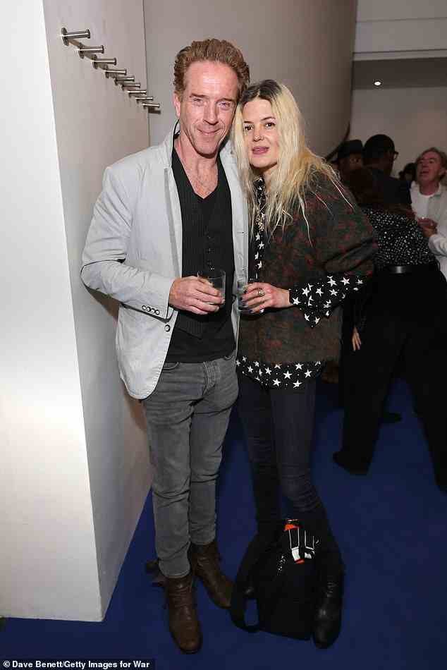 Arm in Arm: Damian Lewis und seine Freundin Alison Mosshart sahen gemütlich aus, als sie am Freitag an einem besonderen Abendessen zur Feier des Films Elvis im The River Cafe in London teilnahmen