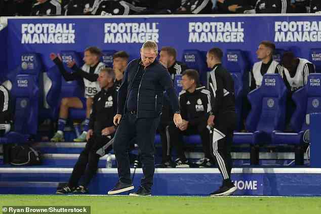 Steve Cooper (Mitte) könnte in Kürze als Manager von Nottingham Forest entlassen werden – der 42-Jährige führt derzeit Krisengespräche mit den Clubbesitzern über seine Zukunft auf dem City Ground