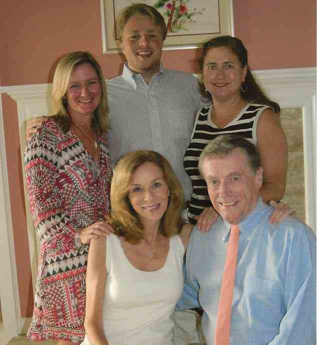 Der Boston-Globe-Journalist Jack Thomas (im Bild unten rechts mit seiner Frau und seinen drei Kindern im Jahr 2016) starb am Samstag, nachdem er im vergangenen Juli einen Artikel über unheilbare Krankheiten geschrieben hatte