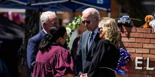Präsident Biden und First Lady Jill Biden begrüßen Mandy Gutierrez (C), die Direktorin der Robb Elementary School, und Superintendent Hal Harrell (L) am 29. Mai 2022.