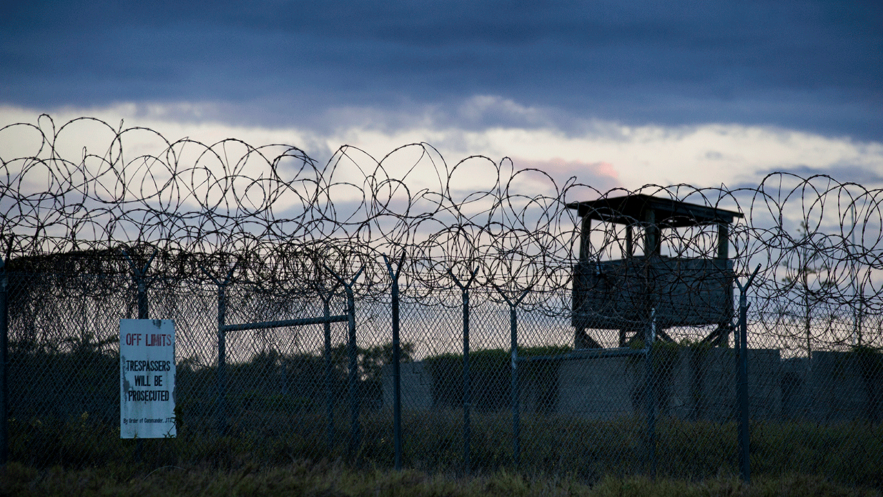 Auf diesem Foto, das von US-Militärbeamten begutachtet wurde, geht die Sonne am 17. April 2019 hinter der geschlossenen Camp X-Ray-Hafteinrichtung auf dem Marinestützpunkt Guantánamo Bay auf Kuba unter.