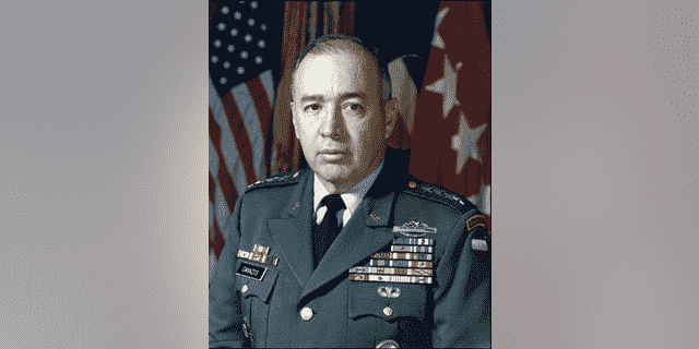 Armeegeneral Richard Cavazos um 1982 