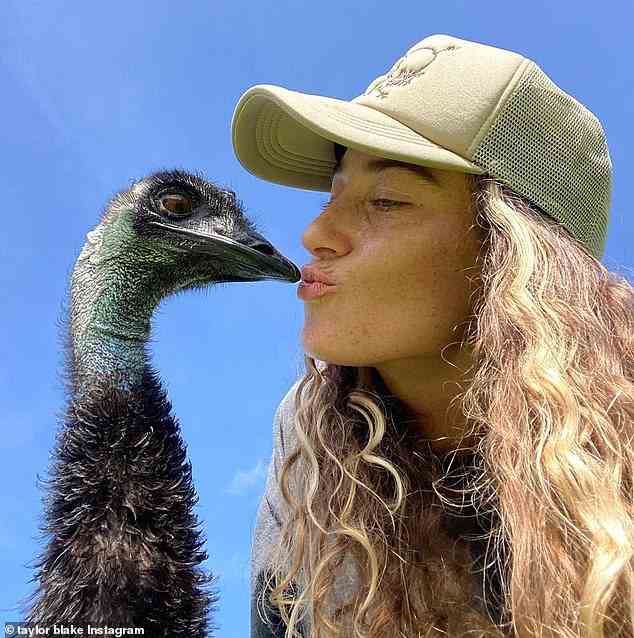 Die Farmbesitzerin aus Florida, die Bindi Irwin um Hilfe bat, nachdem sie 99 Prozent ihrer Vögel durch die Vogelgrippe verloren hatte, teilt ein unglaubliches Update über ihren TikTok-berühmten Emu Emmanuel