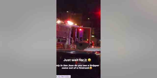 In San Jose, Kalifornien, wurde ein Video aufgenommen, das eine Frau im Bikini zeigt, die aus einem Feuerwehrauto kommt.