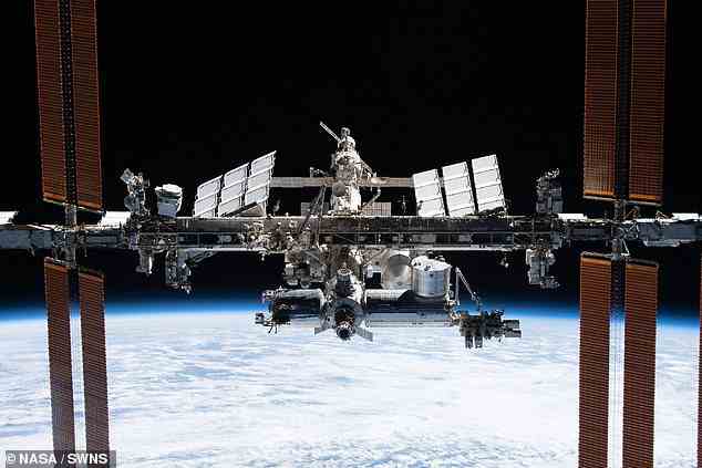Die Internationale Raumstation hat am Montagabend vorsichtshalber ein Manöver durchgeführt, um den vorhergesagten Weg des russischen Weltraumschrotts zu verlassen
