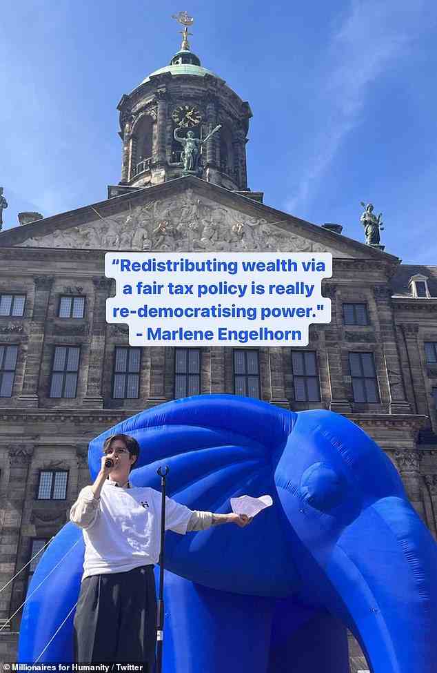 Marlene Engelhorn, 30, setzt sich im August 2022 während einer Veranstaltung von Millionaires for Humanity in Amsterdam für höhere Steuern für die Reichen ein.