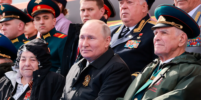 Der russische Präsident Wladimir Putin, Mitte, nahm am Montag, den 9. Mai 2022, an der Militärparade zum Tag des Sieges zum 77. Jahrestag des Endes des Zweiten Weltkriegs in Moskau teil.