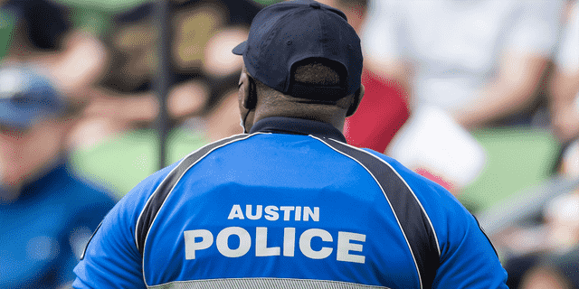 Ein Polizist steht während des Gold Cup-Halbfinalspiels zwischen den Vereinigten Staaten und Katar am 29. Juli 2021 im Q2-Stadion in Austin, Texas, Wache.