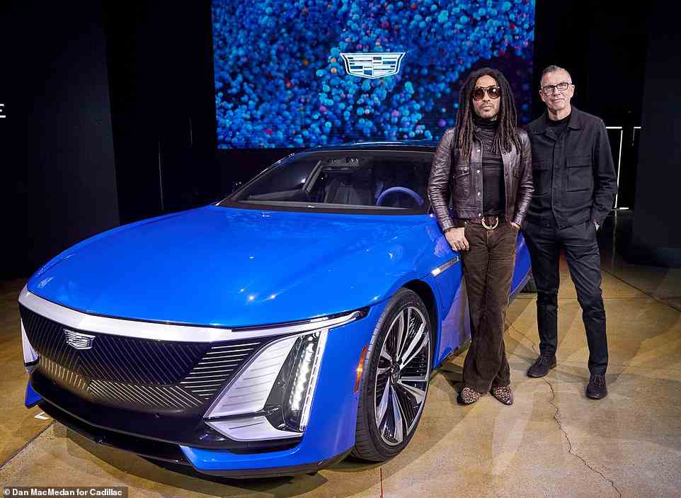GM wurde von Sänger Lenny Kravitz bei der Enthüllung des neuen Celestiq 2024 begleitet, der bei 300.000 US-Dollar beginnt.  Auch das auf der Montagsveranstaltung präsentierte blaue Fahrzeug wurde von dem Musiker personalisiert