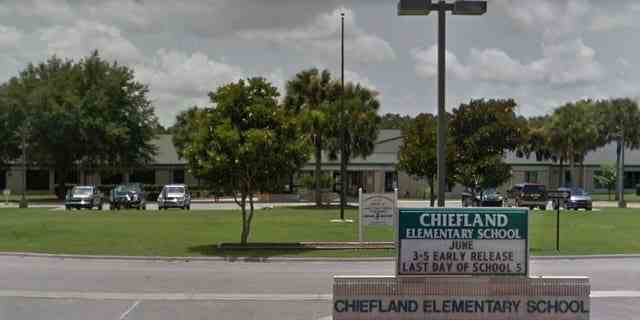 Paige Ehlers, 27, wurde von der Chiefland Elementary School in Chiefland, Florida, beurlaubt.