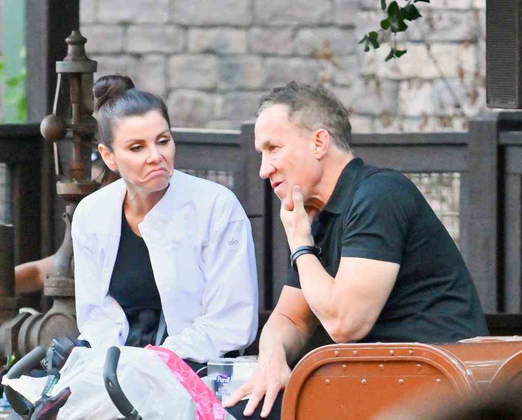 EXKLUSIV: Heather Dubrow und ihr Ehemann Terry Dubrow beweisen, dass ihre Beziehung immer noch stark ist, während sie sich an einem lustigen Tag in Disneyland festhalten